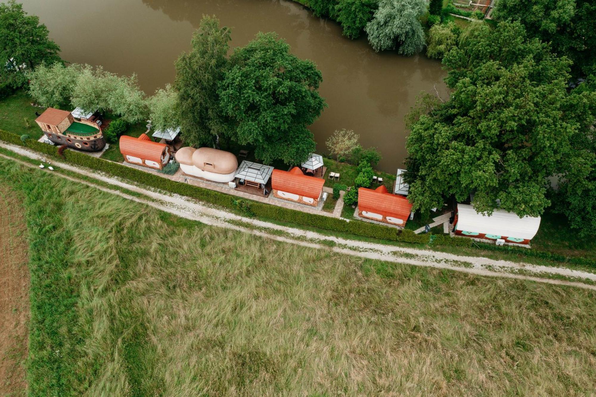 ホテル Glamping Rajska Vas Šentjur エクステリア 写真