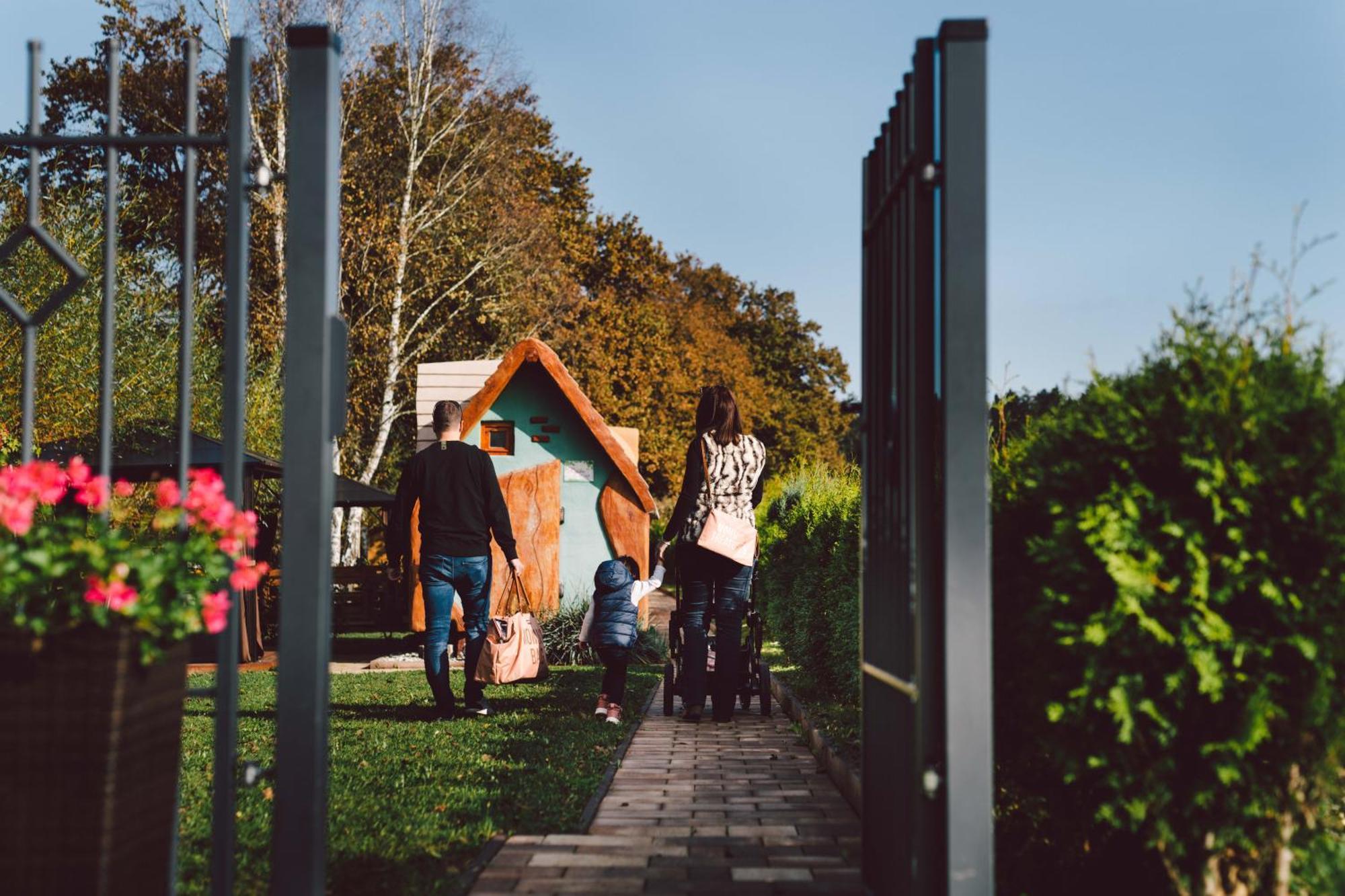 ホテル Glamping Rajska Vas Šentjur エクステリア 写真